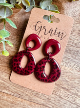Charger l'image dans la galerie, Boucles d’oreilles en polymère (bordeaux-leo)