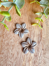 Charger l'image dans la galerie, Duo de pépites fleurs de Tiaré 🌺 (taupe cœur chocolat)