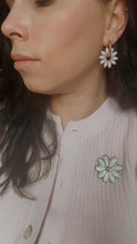 Charger l'image dans la galerie, Broche marguerite 🌼 (noir doré)