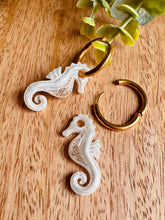 Charger l'image dans la galerie, Duo de pépites hippocampe (blanc doré paillettes)