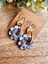 Charger l'image dans la galerie, Créoles &amp; doubles fleurs (gris crème &amp; créoles dorées)