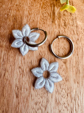 Charger l'image dans la galerie, Duo de pépites « jolie fleur » (argenté /blanc)