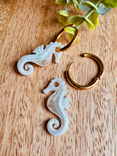 Charger l'image dans la galerie, Duo de pépites hippocampe (blanc doré paillettes)