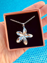 Charger l'image dans la galerie, Collier fleur haïtienne argenté