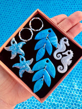 Charger l'image dans la galerie, Kit/Cadeau « duo de pépites » - 3 pampilles + créoles (bleu-crème-argenté )