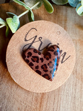 Charger l'image dans la galerie, Pin’s en polymère Léo