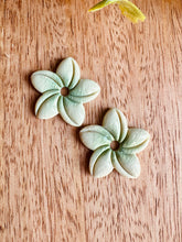 Charger l'image dans la galerie, Duo de pépites fleurs de Tiaré 🌺 (vert claire cœur vert)