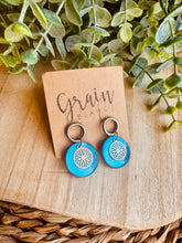 Charger l&#39;image dans la galerie, Boucles nacrées (argenté bleu)