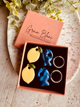 Charger l'image dans la galerie, Kit/Cadeau « duo de pépites » - 2 pampilles + créoles- (bleu-jaune-argenté )