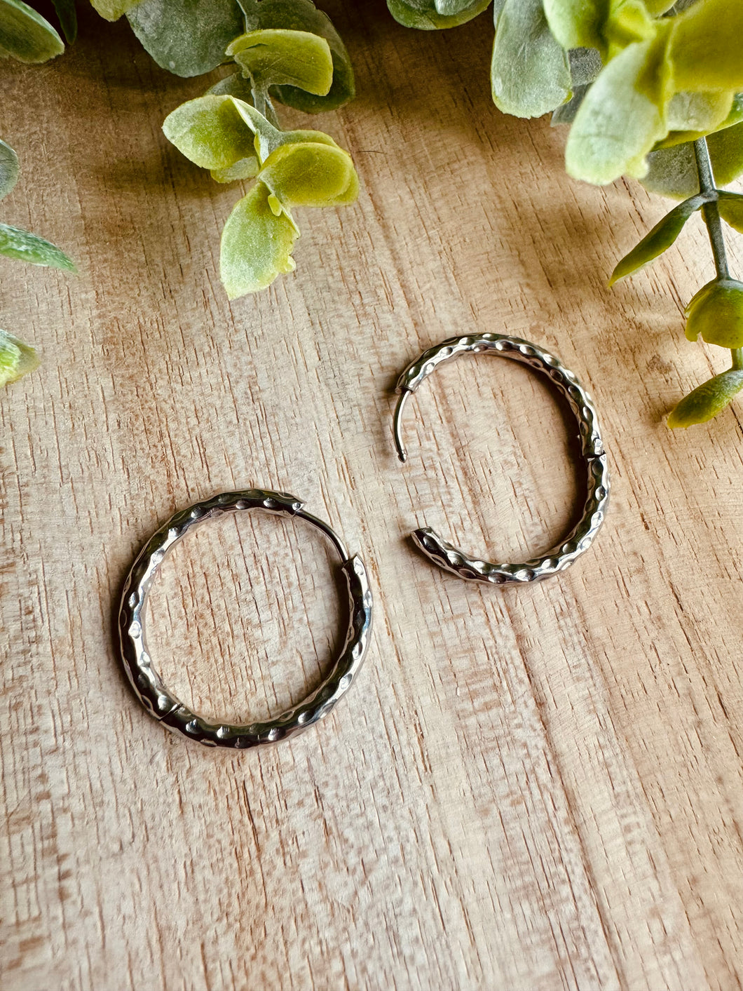 Créoles martelées rondes (23-mm/argentées)