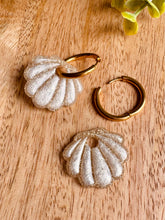 Charger l'image dans la galerie, Duo de pépites coquillage (blanc doré paillettes)