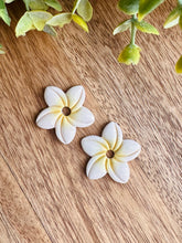 Charger l'image dans la galerie, Duo de pépites fleurs de Tiaré 🌺 (blanc coeur jaune)