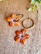Charger l'image dans la galerie, Duo de pépites fleurs de Tiaré 🌺 (Orange cœur nacré)