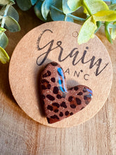 Charger l'image dans la galerie, Pin’s en polymère Léo