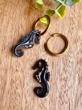 Charger l'image dans la galerie, Duo de pépites hippocampe (noire doré paillettes)