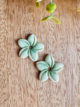 Charger l'image dans la galerie, Duo de pépites fleurs de Tiaré 🌺 (vert claire cœur vert)