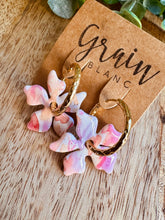 Charger l'image dans la galerie, Créoles &amp; fleurs (beige rose saumon )