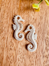 Charger l'image dans la galerie, Duo de pépites hippocampe (blanc doré paillettes)