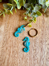 Charger l'image dans la galerie, Duo de pépites hippocampe (turquoise doré paillettes)