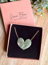 Charger l'image dans la galerie, Collier cœur ❤️ (marbré kaki doré)