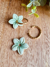 Charger l'image dans la galerie, Duo de pépites fleurs de Tiaré 🌺 (vert claire cœur vert)
