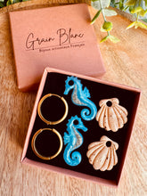 Charger l'image dans la galerie, Kit/Cadeau « duo de pépites » - 2 pampilles + créoles- (bleu-caramel-doré ) OFFRE D’ÉTÉ