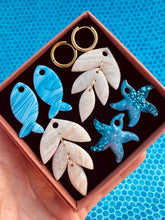 Charger l'image dans la galerie, Kit/Cadeau « duo de pépites » - 3 pampilles + créoles (bleu-crème-doré)