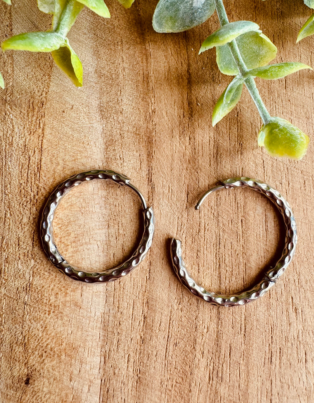 Créoles martelées rondes (24-mm/argentées)