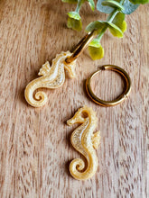 Charger l'image dans la galerie, Duo de pépites hippocampe (jaune doré paillettes)