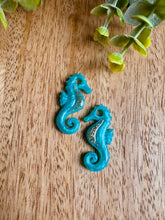 Charger l'image dans la galerie, Duo de pépites hippocampe (turquoise doré paillettes)