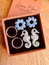 Charger l'image dans la galerie, Kit/Cadeau « duo de pépites » - 2 pampilles + créoles (bleu-blanc-argenté )