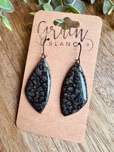 Charger l'image dans la galerie, Boucles d’oreilles en polymère (kaki imprimé dentelle)