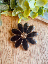 Charger l'image dans la galerie, Broche marguerite 🌼 (noir doré)