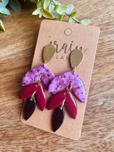 Charger l'image dans la galerie, Boucles d’oreilles en polymère (rose-bordeaux-noire)
