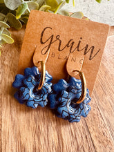 Charger l'image dans la galerie, Créoles &amp; doubles fleurs (bleu jean créoles dorées)