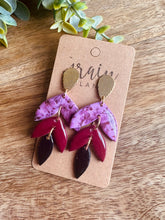 Charger l'image dans la galerie, Boucles d’oreilles en polymère (rose-bordeaux-noire)