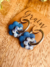Charger l'image dans la galerie, Créoles double fleurs (créoles argentées~version mini)