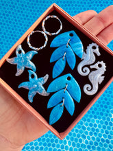 Charger l'image dans la galerie, Kit/Cadeau « duo de pépites » - 3 pampilles + créoles (bleu-crème-argenté )