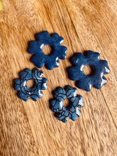 Charger l'image dans la galerie, Duo de pépites doubles mini fleurs (bleu jean)