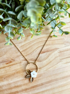 Collier disque avec fleur