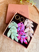 Charger l'image dans la galerie, Kit/Cadeau « duo de pépites marbrées  » - 3 pampilles + créoles (menthe-rose pale-rose-doré)