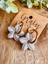 Charger l'image dans la galerie, Créoles fleur de Tiaré (taupe créoles dorées )