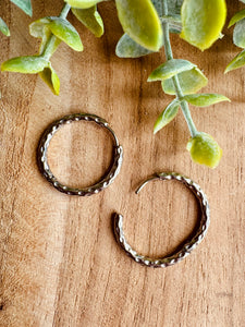 Créoles martelées rondes (24-mm/argentées)