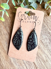 Charger l'image dans la galerie, Boucles d’oreilles en polymère (kaki imprimé dentelle)