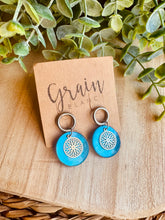 Charger l&#39;image dans la galerie, Boucles nacrées (argenté bleu)