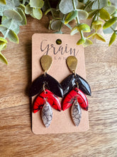 Charger l'image dans la galerie, Boucles d’oreilles en polymère (doré-rouge-noire)
