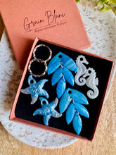 Charger l'image dans la galerie, Kit/Cadeau « duo de pépites » - 3 pampilles + créoles (bleu-crème-argenté )
