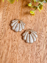 Charger l'image dans la galerie, Duo de pépites coquillage (blanc doré paillettes)