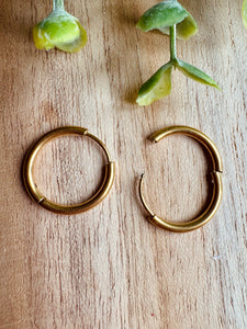 Mini créoles fines (18-mm/dorées)