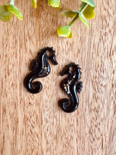 Charger l'image dans la galerie, Duo de pépites hippocampe (noire doré paillettes)